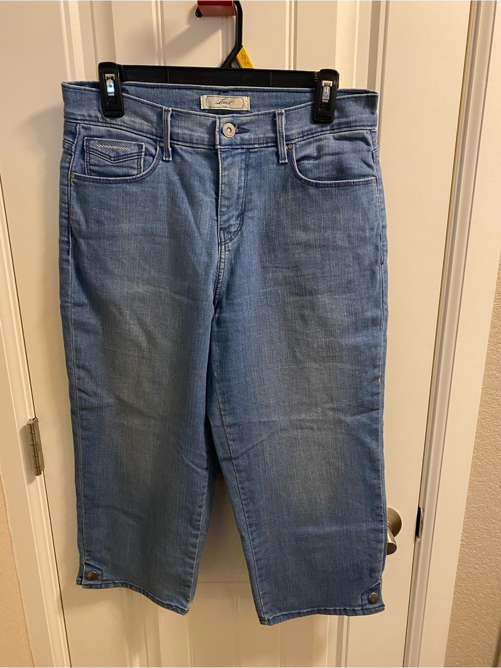 Levis Jeans 8 Capri Length Stretch Blue Denim Metal Embellishments Capris 2011